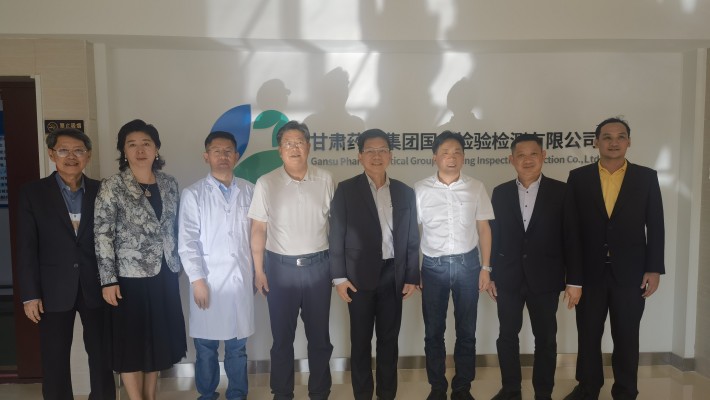 2023年8月21日下午，泰國(guó)衛(wèi)生部傳統(tǒng)和替代醫(yī)學(xué)司司長(zhǎng)王通財(cái)，泰國(guó)駐西安總領(lǐng)事館總領(lǐng)事韓美玲，泰國(guó)衛(wèi)生部傳統(tǒng)和替代醫(yī)學(xué)司副司長(zhǎng)特萬(wàn)，泰國(guó)傳統(tǒng)和替代醫(yī)學(xué)部顧問(wèn)文夢(mèng)賢，瓦納拉特納泰國(guó)傳統(tǒng)和替代醫(yī)學(xué)系替代